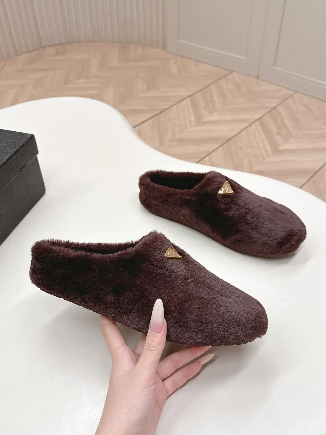 👟👟Ex-factory price 520👟👟 Prada prada25 autumn and winter furry slippers series, half-slip wool slippers, classic triangle buckle, comfortable, cute, cute, fashionable, elegant and versatile, the wool is comfortable and soft, awakening the warmth of autumn and winter. Let you walk comfortably from morning to night. Pair it with socks to easily cope with the changing seasons. Wool, sheep pattern lining, original outsole! 35-40 yards